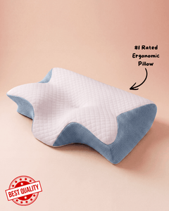Ergonomisch nekkussen met blauwe onderlaag en witte hoes, van opzij gezien